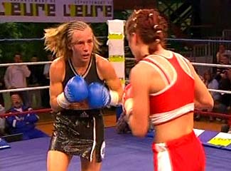 Rough catfight in the boxing ring